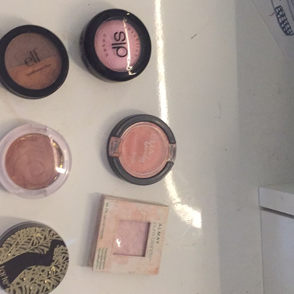 Single eyeshadows, highlighters, blush